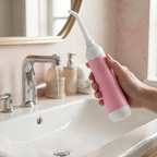 Irrigador Dental Cuora sujeto en la mano